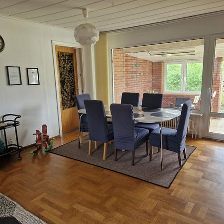 Villa Med Egen Parkering. Moejlighet Att Boka Fran 1 Och Upp Till 5 Personer. Эребру Экстерьер фото