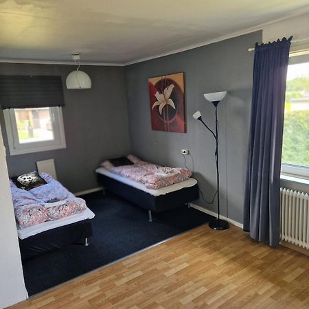 Villa Med Egen Parkering. Moejlighet Att Boka Fran 1 Och Upp Till 5 Personer. Эребру Экстерьер фото
