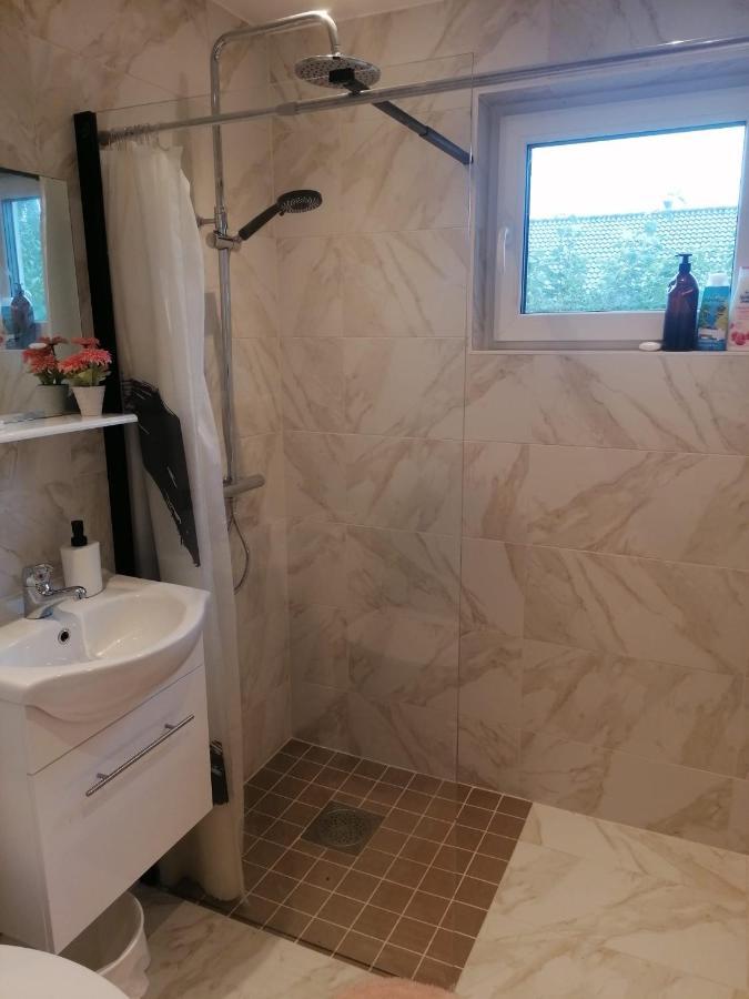 Villa Med Egen Parkering. Moejlighet Att Boka Fran 1 Och Upp Till 5 Personer. Эребру Экстерьер фото
