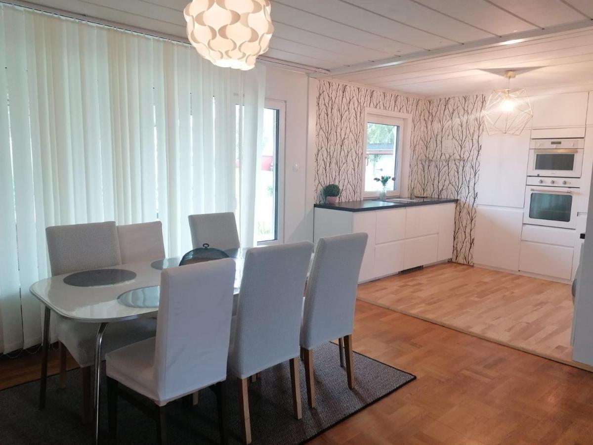 Villa Med Egen Parkering. Moejlighet Att Boka Fran 1 Och Upp Till 5 Personer. Эребру Экстерьер фото