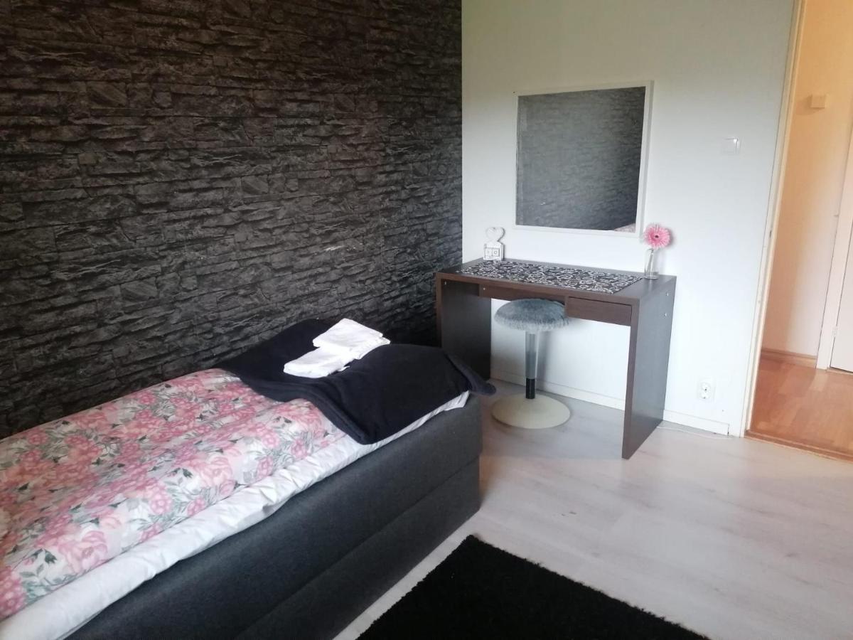 Villa Med Egen Parkering. Moejlighet Att Boka Fran 1 Och Upp Till 5 Personer. Эребру Экстерьер фото