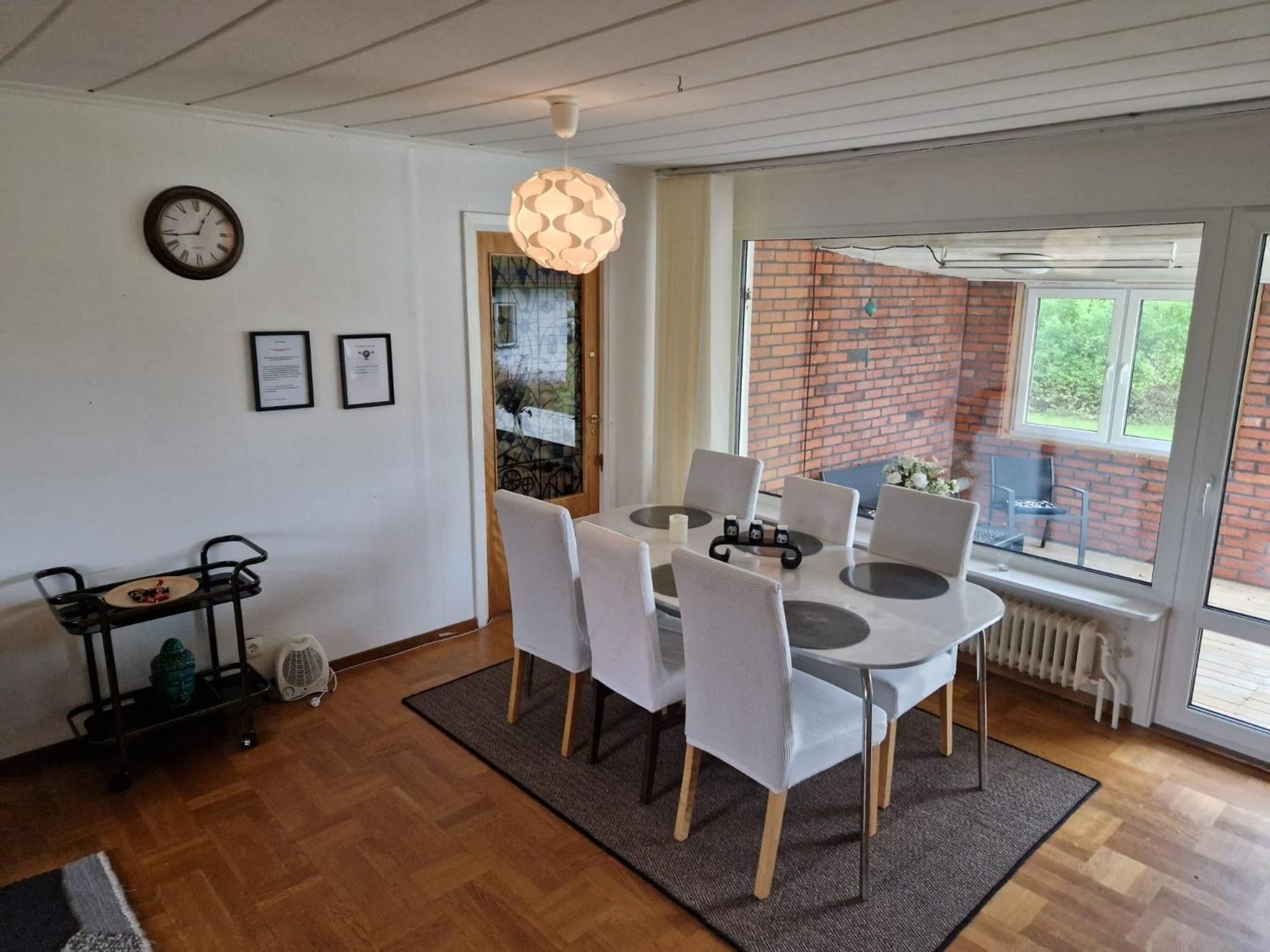 Villa Med Egen Parkering. Moejlighet Att Boka Fran 1 Och Upp Till 5 Personer. Эребру Экстерьер фото