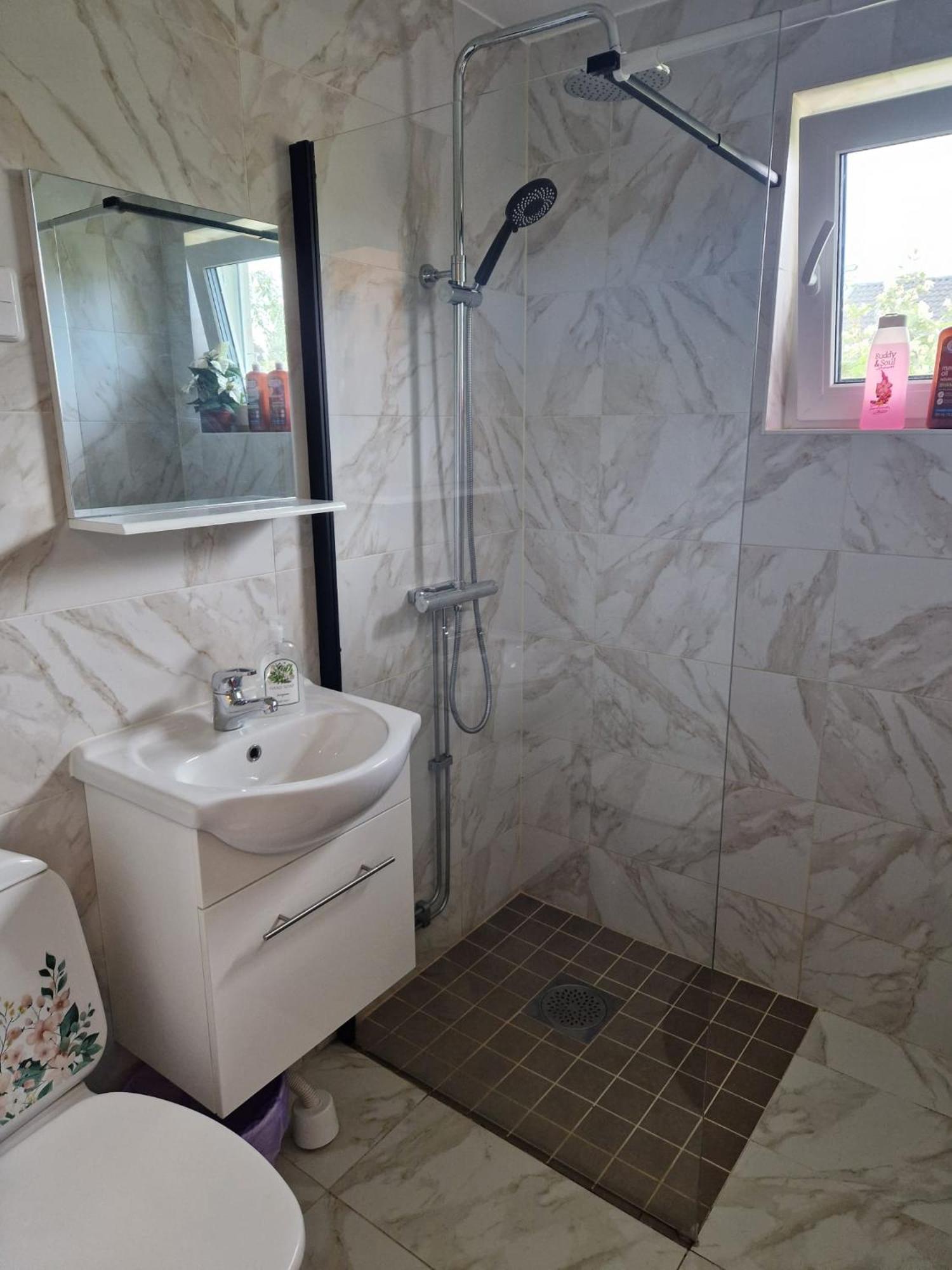 Villa Med Egen Parkering. Moejlighet Att Boka Fran 1 Och Upp Till 5 Personer. Эребру Экстерьер фото