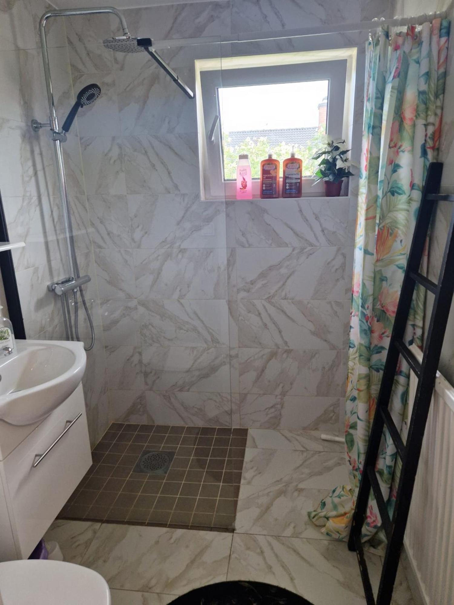 Villa Med Egen Parkering. Moejlighet Att Boka Fran 1 Och Upp Till 5 Personer. Эребру Экстерьер фото