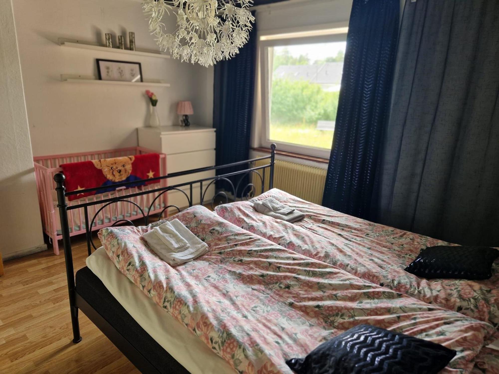 Villa Med Egen Parkering. Moejlighet Att Boka Fran 1 Och Upp Till 5 Personer. Эребру Экстерьер фото