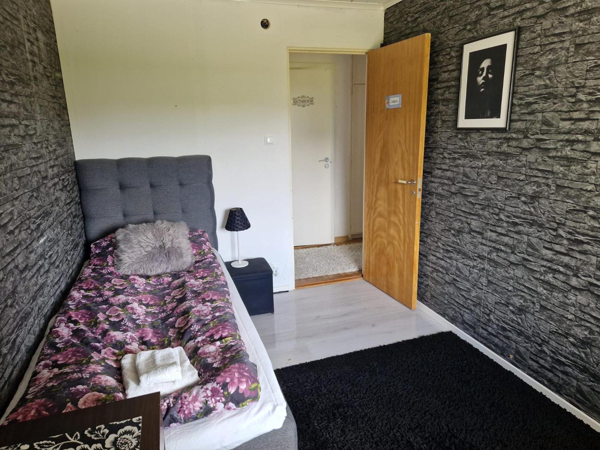 Villa Med Egen Parkering. Moejlighet Att Boka Fran 1 Och Upp Till 5 Personer. Эребру Экстерьер фото
